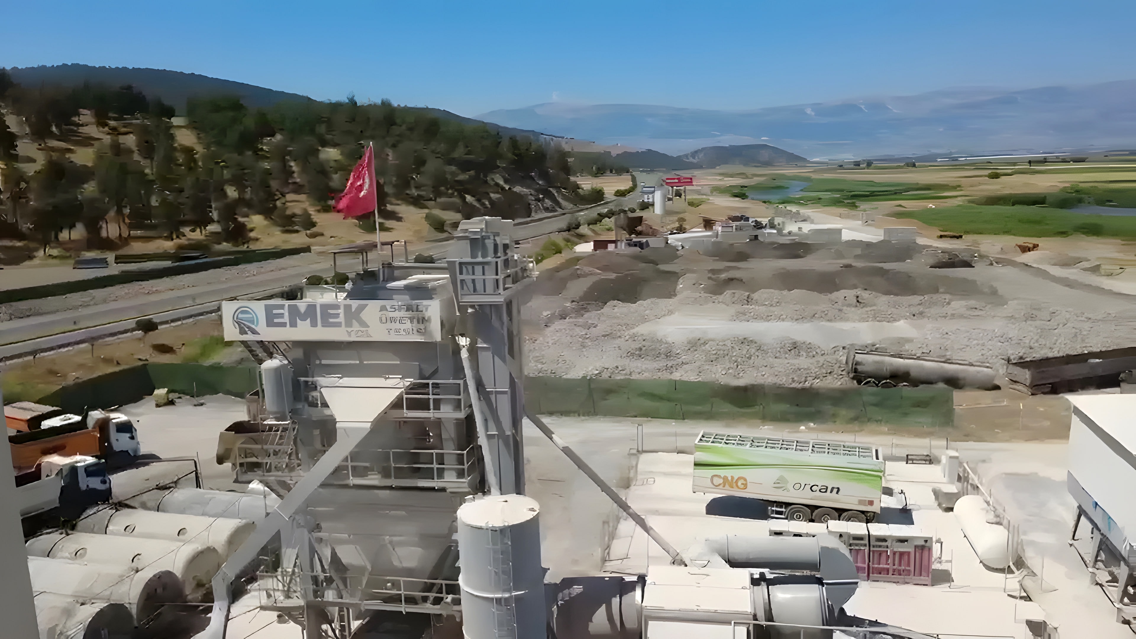 EMEK tabelalı sıcak asfalt üretim kulesi ve Türk bayrağı, Kahramanmaraş