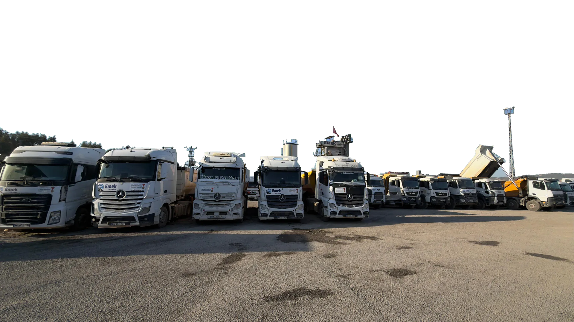 Emek Yol & Asfalt plenti önünde sıralanmış çekici ve damperli kamyon filosu, Kahramanmaraş